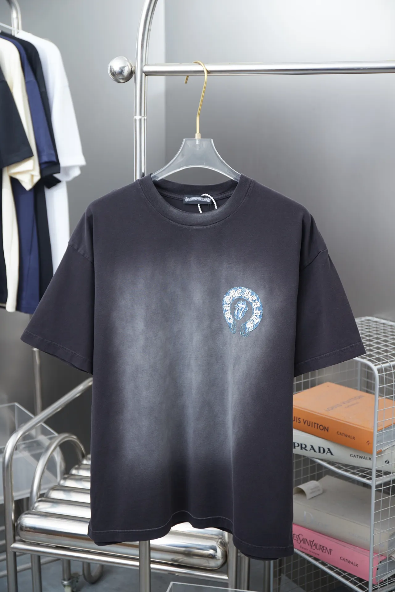 🅿️220 Chrome Hearte 25SS early spring new model, denim patch contrasting letter logo printed short sleeves, light luxury, essential item for daily commuting for men and women, correct version, welcome to compare, detailed features · 280g 100% pure cotton double yarn jersey fabric · Custom dyed in the same cylinder, special thickened 32 count double-strand 1X1 thread · Cut denim splicing ➕ three-dimensional thick plate ➕ white ink direct-injection printing. Ready-made garments are dyed, then faded and fried with snowflakes, then washed to make them look old. Common washing improves the effect · Double-needle stitching across seams · Original main mark, washed tag, branded moisture-proof paper packaging Color: black/blue/white Size: S/M/L/XL